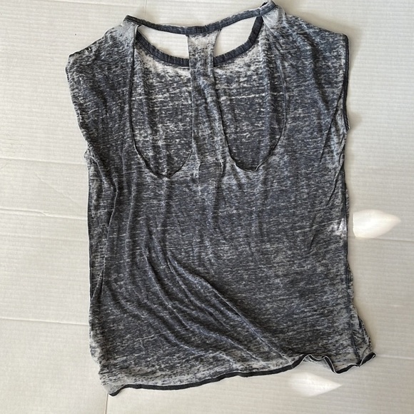 CHASER Lightweight Distressed Grey Top With Backside Cutouts. D3/A377 - Picture 3 of 6